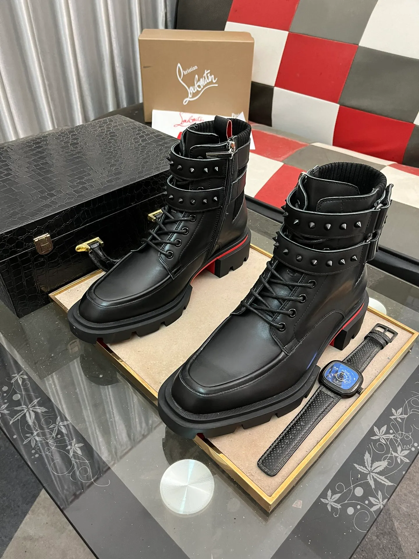 Men's shoes 💰880⌚️⌚️CL New formal leather shoes Christia* Loubouti* Red-soled shoes GREGGO men's Oxford shoes Made of imported cowhide/glossy patent leather/stitched contrasting high silk suede. Three-section toe design. Iconic red outsole, the ultimate personalized shoe. Original color cowhide lining. Original Italian leather outsole; fine workmanship brings you a luxurious experience. With its neat silhouette and straightforwardness, GREGGO men's Oxford shoes are Oxford shoes born for city roaming. The elegant lines and classic silhouette exude eternal charm. The black patent leather material is exquisite and eye-catching, adding a sense of luxury to the overall look. The slender toe design is full of elegance, and matched with closed shoelaces of the same color, the sophistication is invisible. The slim sole design provides the shoes with a light foot feel, elegant steps, and a refined and elegant look. Shows outstanding texture.  Standard leather shoe size: 38-44